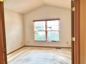 2090 Parklawn Dr in Lewis Center, OH - Foto de edificio - Building Photo