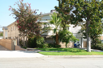 718 E Orange Grove Ave in Burbank, CA - Foto de edificio - Building Photo