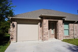 1818 Ordway St in Port Neches, TX - Building Photo