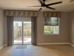 2007 Oysterwood Ln in Riviera Beach, FL - Foto de edificio - Building Photo