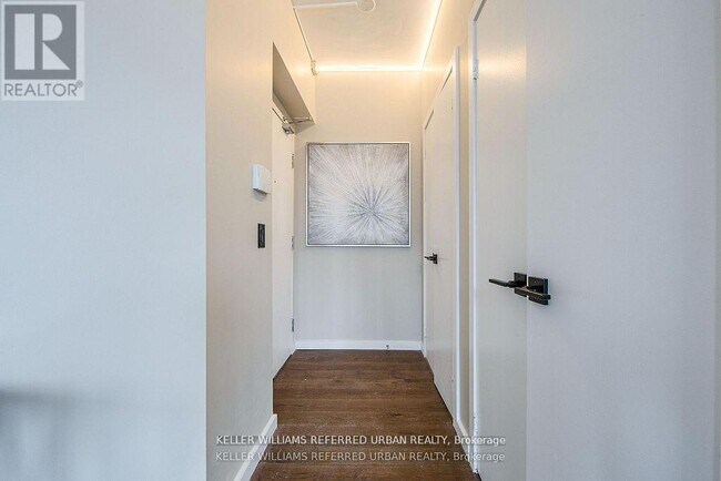 218 Queens Quay W in Toronto, ON - Building Photo - Building Photo