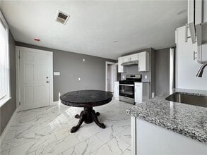 910 Atwells Ave in Providence, RI - Foto de edificio - Building Photo