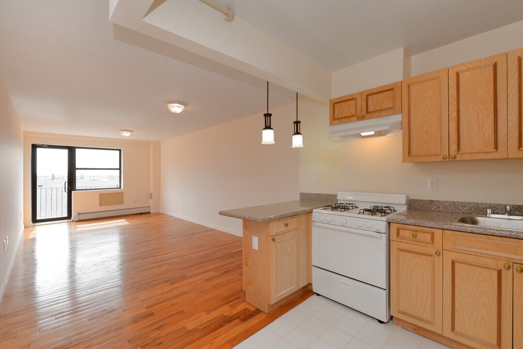 36 Hilton Ave in Hempstead, NY - Building Photo