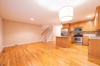 370 Emmett St in Bristol, CT - Foto de edificio - Building Photo