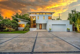 587 47th St in Sarasota, FL - Building Photo