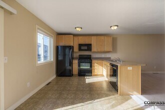 1037 W MacArthur Ave in Eau Claire, WI - Building Photo - Building Photo
