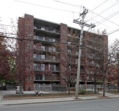 70 Centre Street in Brookline, MA - Foto de edificio - Building Photo