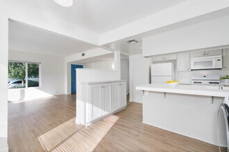 1138 N Valley St in Burbank, CA - Foto de edificio - Building Photo