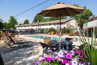Edelweiss Apartments in Lakewood, CO - Foto de edificio - Building Photo