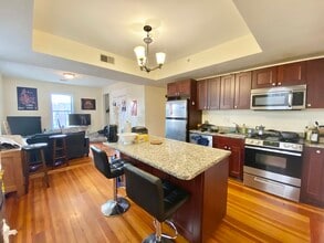 107 Fisher Ave, Unit 1 in Boston, MA - Foto de edificio - Building Photo