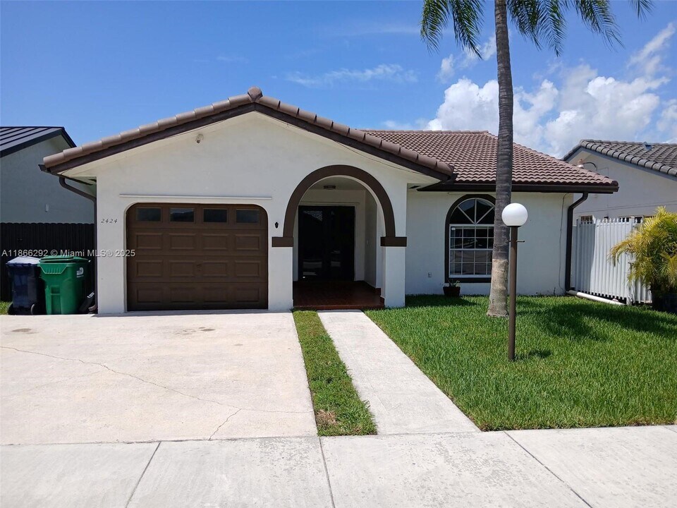 2424 SW 143rd Pl in Miami, FL - Building Photo