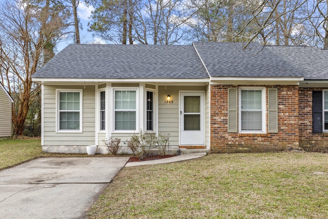 1949 Rolling Ridge Dr in Jacksonville, NC - Building Photo