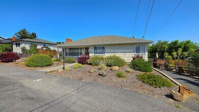 816 Schuman Ln in Petaluma, CA - Building Photo - Building Photo