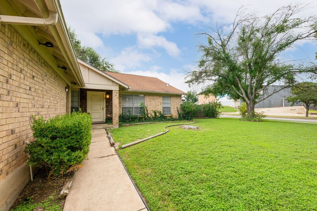 2605 Brickford Cove in Austin, TX - Building Photo