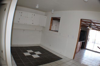 2091 Sycamore Ave-Unit -2/middle in Pahrump, NV - Building Photo - Building Photo