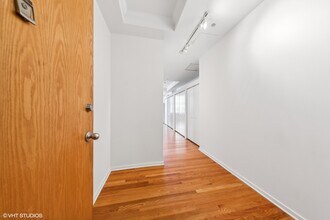 208 W Washington St in Chicago, IL - Building Photo - Building Photo