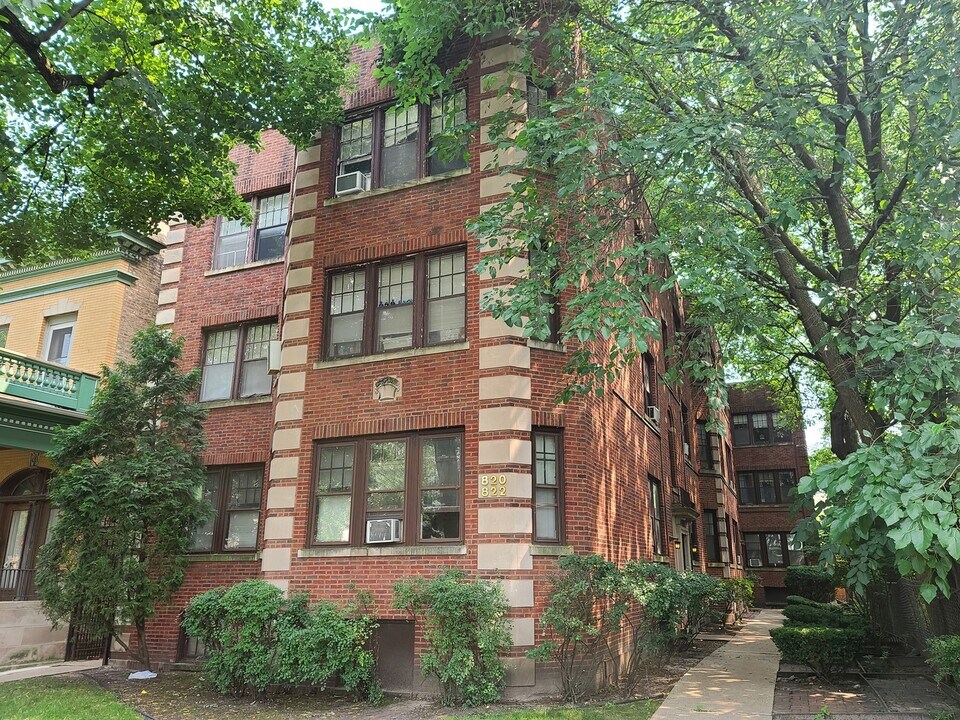 822 Reba Pl in Evanston, IL - Building Photo