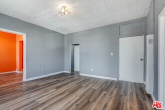 256 W Florence Ave in Los Angeles, CA - Building Photo - Building Photo