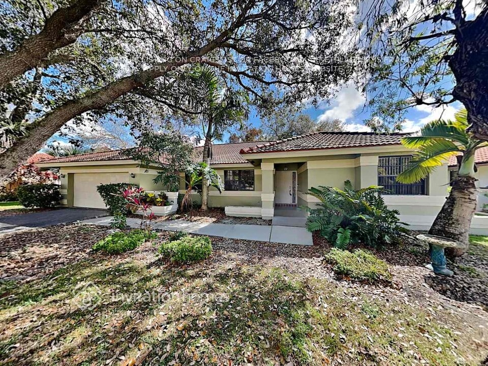 9152 Southern Orchard Rd N in Davie, FL - Building Photo