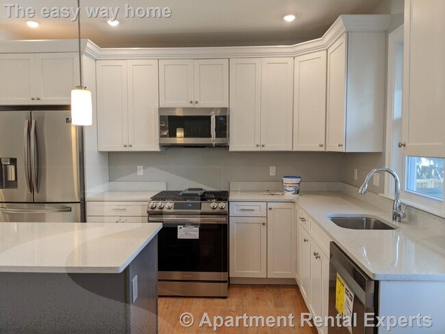 16 Bowen Ave in Medford, MA - Building Photo - Building Photo