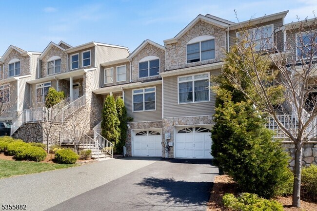 57 Autumn Ridge Rd in Morris Plains, NJ - Building Photo - Building Photo