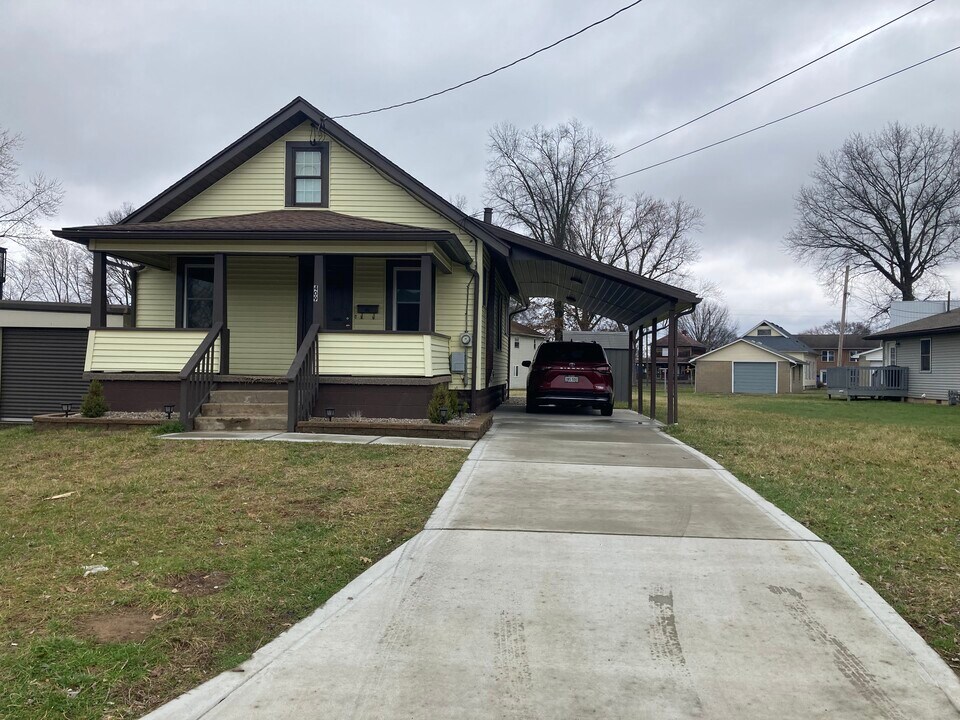 409 27th St in Vienna, WV - Building Photo