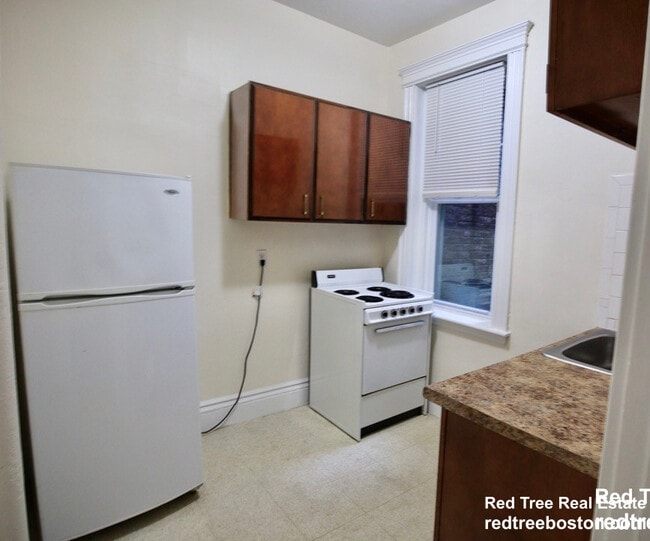 27 Park Dr, Unit 12 in Boston, MA - Foto de edificio - Building Photo