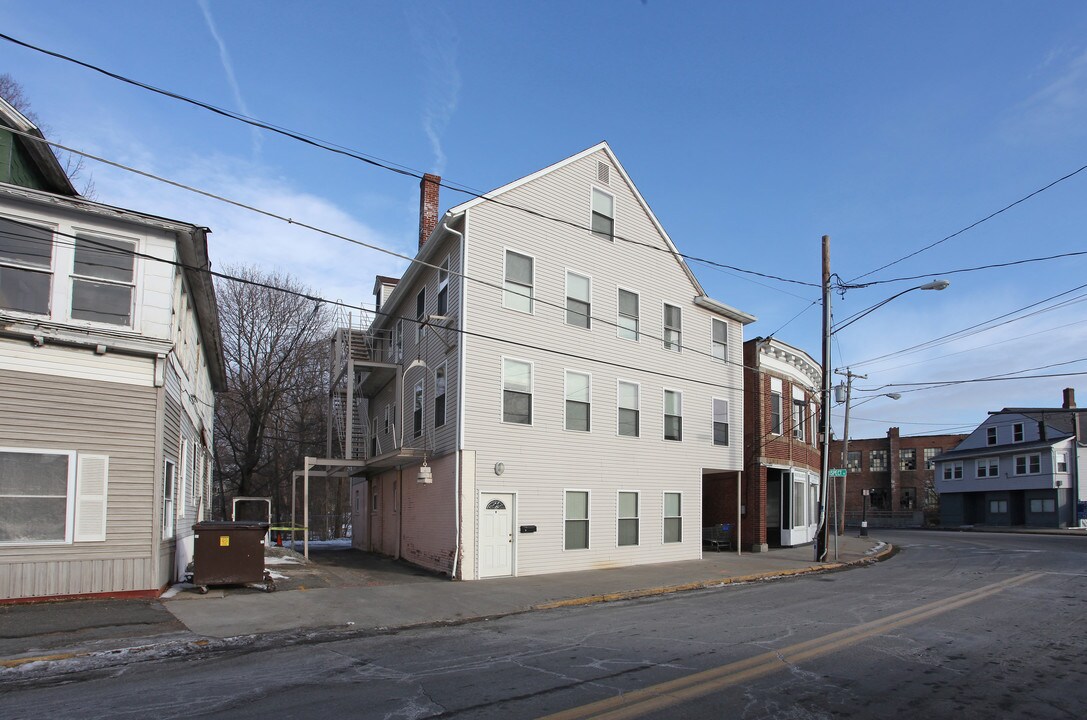 4 Prospect St in Torrington, CT - Building Photo