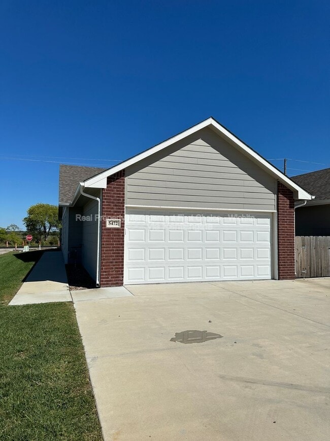 5472 N Colburn Ct in Bel Aire, KS - Building Photo - Building Photo