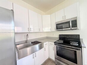 402 NW 12th Ave in Miami, FL - Building Photo - Building Photo