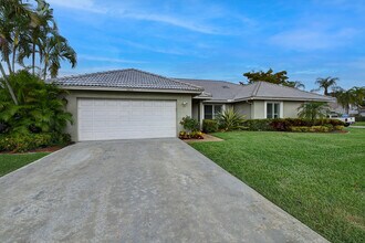 5075 Marina Cir in Boca Raton, FL - Building Photo - Building Photo