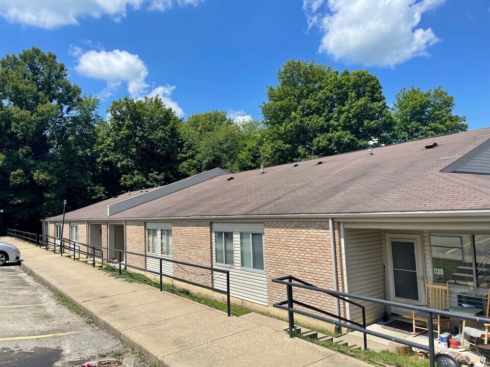 408 Twin Knobs Dr in Morgantown, WV - Building Photo