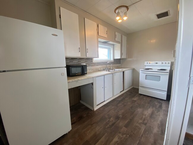 106 Main St S, Unit West in Belfield, ND - Building Photo - Building Photo