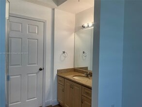 3590 Coral Way, Unit 908 in Miami, FL - Foto de edificio - Building Photo