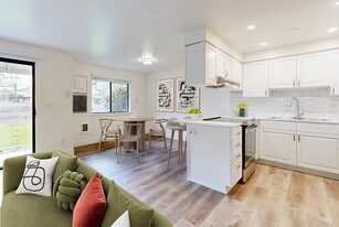 Tualatin Heights in Tualatin, OR - Building Photo