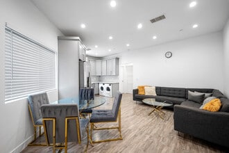 13313 Wixom St in North Hollywood, CA - Foto de edificio - Building Photo