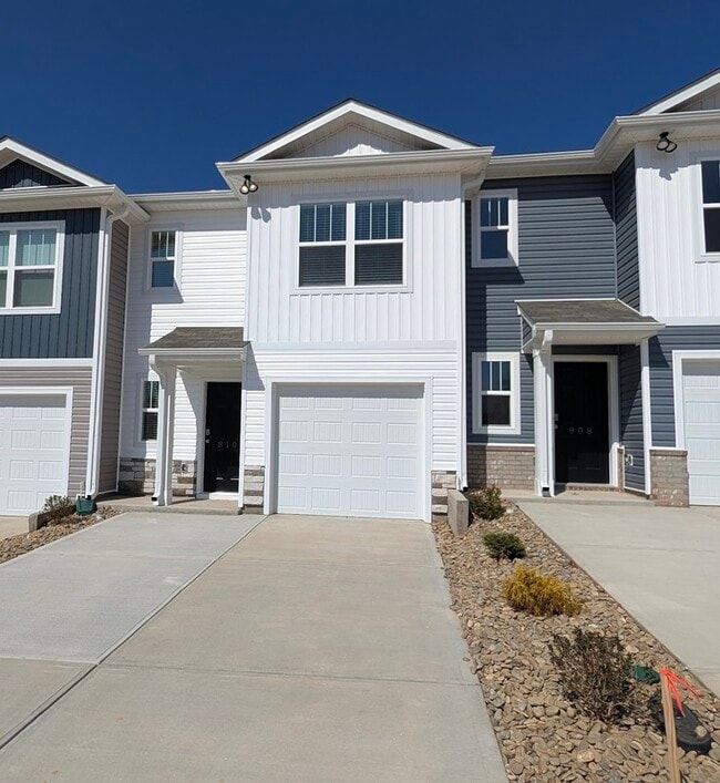 810 Embark Cir in Greer, SC - Foto de edificio - Building Photo