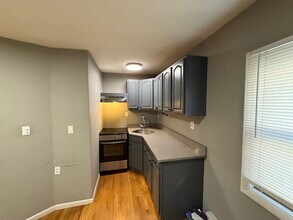 181 Bowen St, Unit 1 in Boston, MA - Foto de edificio - Building Photo