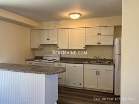 15 Burleigh Rd in Bangor, ME - Building Photo