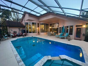 4951 NW 101st Ave in Coral Springs, FL - Foto de edificio - Building Photo