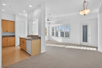 38 E Serene Ave in Las Vegas, NV - Building Photo - Building Photo
