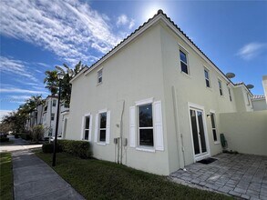 17065 SW 93rd St in Miami, FL - Building Photo - Building Photo