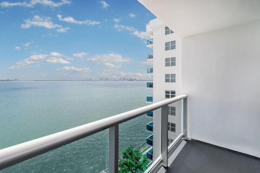 Wake Biscayne Bay in North Bay Village, FL - Foto de edificio