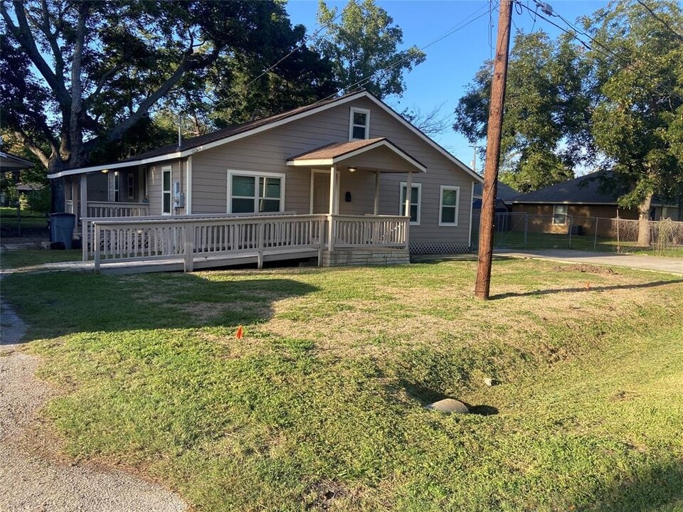 540 Magnolia St in Clute, TX - Building Photo