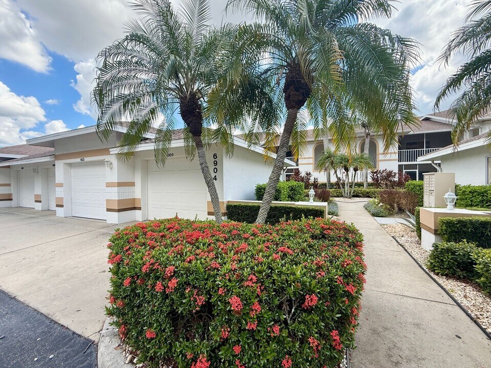 6904 Drewrys Bluff in Bradenton, FL - Building Photo