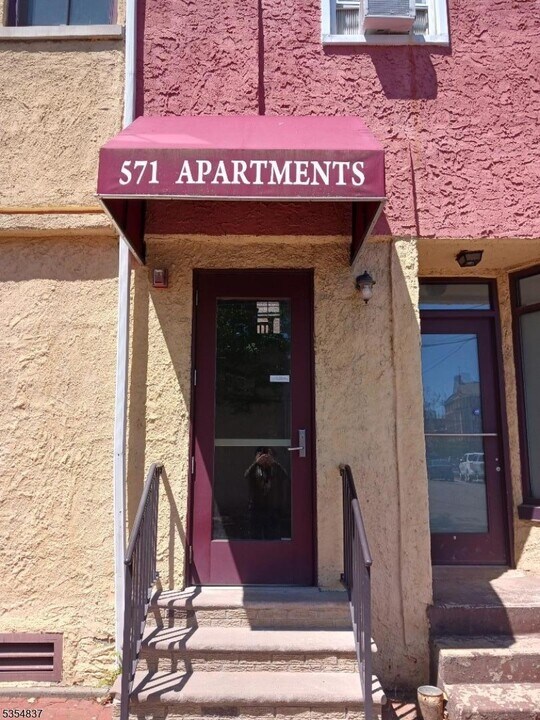571 Bloomfield Ave in Montclair, NJ - Building Photo