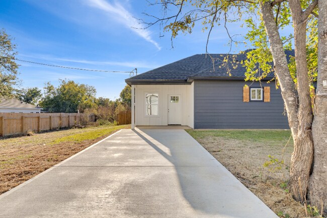 401 Martin Luther King Blvd in Willis, TX - Building Photo - Building Photo