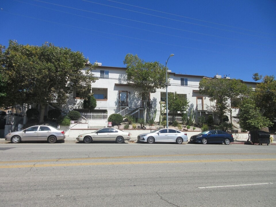 13522 Glenoaks Blvd in Los Angeles, CA - Building Photo