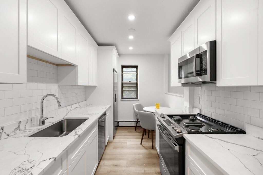 4925 Washington St in Boston, MA - Building Photo
