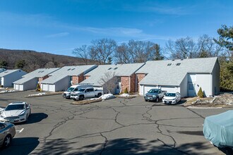 Lakeside Commons in Bristol, CT - Building Photo - Building Photo